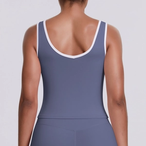 Détail du dos ouvert d'un débardeur de yoga gris-bleu avec liseré blanc contrasté chic