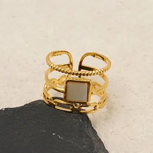 Bague ouverte géométrique plaquée or 18k avec incrustation de nacre carrée