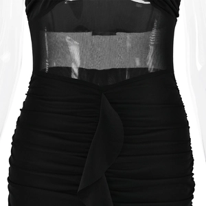 Détail d'une robe moulante noire avec taille en mesh et texture de tissu froncé