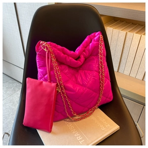 Dettaglio borsa trapuntata fucsia con catena dorata e borsellino coordinato incluso