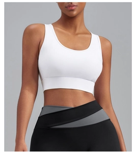Détail du soutien-gorge de sport blanc avec bande de soutien large et encolure en U