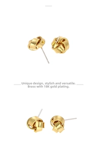Vue macro de boucles d'oreilles nœud en laiton plaqué or 18 carats avec tiges en argent