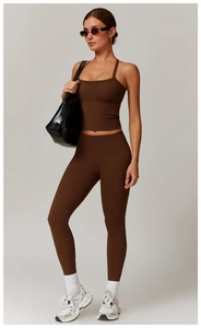 Ensemble de yoga marron foncé avec débardeur à fines bretelles et legging moulant