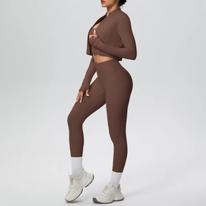 Completo yoga 3 pezzi marrone scuro con giacca corta, reggiseno sportivo e leggings a vita alta