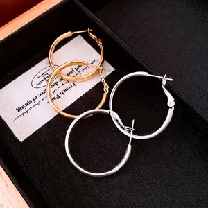 Grandi orecchini a cerchio minimalisti in finitura oro e argento con chiusura a scatto