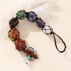 Vue détaillée du pendentif voiture 7 chakras en pierres naturelles avec filet tissé