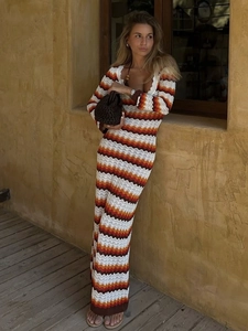 Vestido largo de punto con rayas onduladas en naranja y marrón, diseño bohemio de moda