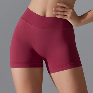 Détail de la taille haute côtelée sur le short de fitness extensible sans couture bordeaux