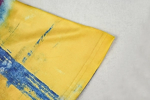 Vue détaillée de la couture précise à double aiguille sur un tissu en maille coloré
