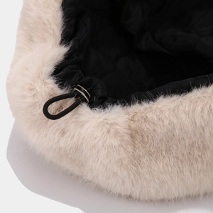 Dettaglio cappello invernale in peluche con fodera trapuntata e cordino in metallo regolabile