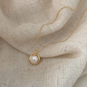 Minimalist 925 silver necklace with a round freshwater pearl and gold-plated chain