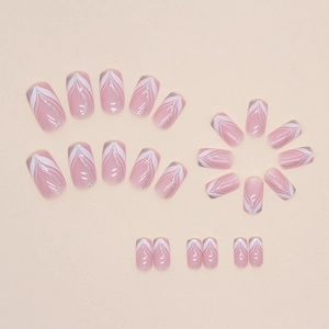 Unghie finte quadrate corte rosa tenue con linee bianche e glitter argento fini
