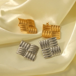 Detailansicht quadratischer Ohrstecker mit Flechttextur in Gold- und Silberoptik