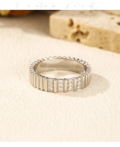 Détail d'une bague en argent S925 avec rayures verticales et moissanite incrustée