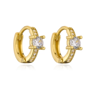 Dettaglio di orecchini a cerchio in oro 18K con zircone centrale e pietre laterali