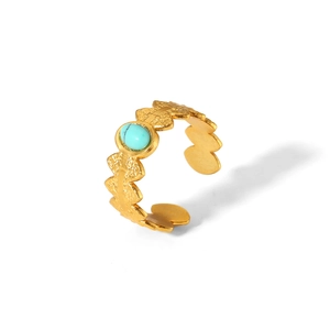 Dettaglio dell'anello in acciaio al titanio placcato oro 18K con turchese e texture foglia