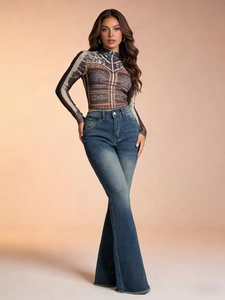 Gros plan sur un jean évasé taille haute avec ourlet brut et texture denim bleu vintage
