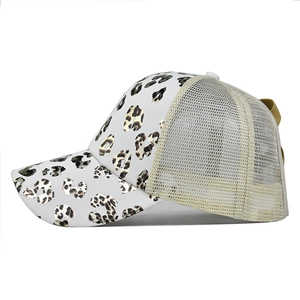 Détail de l'imprimé léopard et des empiècements en maille beige sur la casquette de baseball