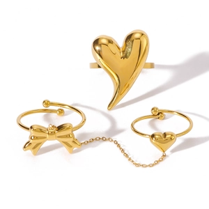 Set di anelli in acciaio inossidabile placcato oro 18k con ciondoli a cuore e fiocco