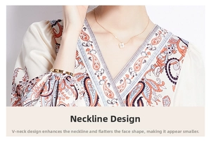 Detail des V-Ausschnitts an einem Boho-Kleid mit orange-blauen Paisley-Mustern