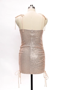 Détail du dos d'une robe courte à paillettes champagne avec bretelles croisées et cordons