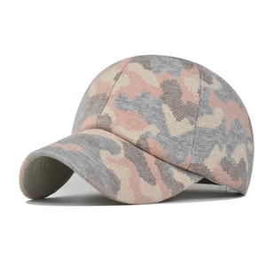 Detail der rosa-grauen Camo-Strickmütze mit Fokus auf die dicke, warme Stoffstruktur
