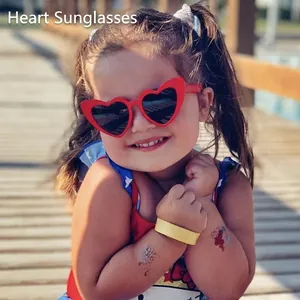 Lunettes de soleil enfant rouges en forme de cœur avec verres protecteurs foncés