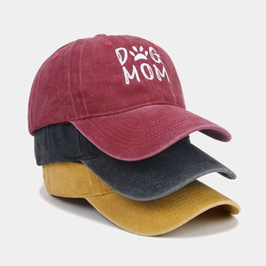 Détail de trois casquettes de baseball rétro en coton délavé avec broderie Dog Mom