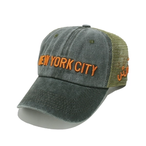 Dettaglio del ricamo arancione NEW YORK CITY sul cappellino da baseball a rete