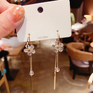 Détail de boucles d'oreilles à pampilles fleuries avec tiges en argent S925 et cristaux