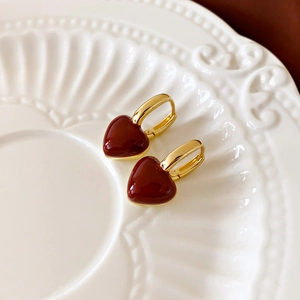 Détails de boucles d'oreilles cœur vintage dorées avec émail bordeaux brillant