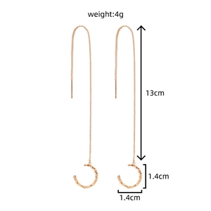 Dettaglio di orecchini a nappa in oro rosa con lunghezza catena 13cm e peso di 4g