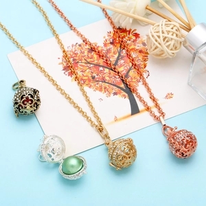 Pendentifs d'aromathérapie creux détaillés avec cristaux incrustés en quatre coloris