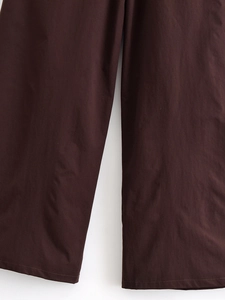 Primo piano delle cuciture e della trama liscia dei pantaloni vintage marrone scuro
