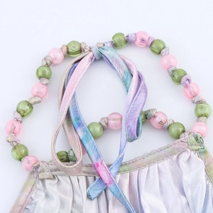 Haut licou Y2K avec bretelles perlées colorées et tissu holographique tie-dye froissé