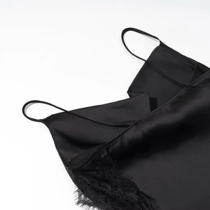 Gros plan détaillé du satin noir lisse et de la dentelle fine de cette nuisette