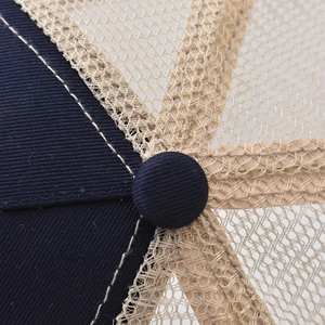 Dettaglio della corona in cotone blu navy e rete kaki con cuciture beige rinforzate