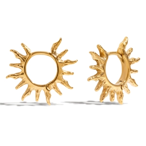 Détail de boucles d'oreilles soleil dorées avec une finition texturée style lave