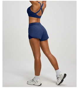 Détail du short de sport 2-en-1 bleu marine avec soutien-gorge dos croisé et poches