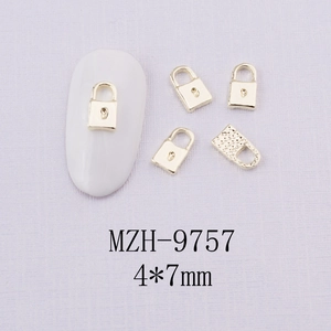 Vue détaillée de bijoux d'ongles en forme de cœur doré 4x7mm pour décoration nail art