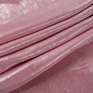 Dettaglio del tessuto rosa metallizzato dell'abito con texture lucida e drappeggio