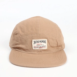Dettaglio del cappellino camper a 5 pannelli kaki con etichetta tessuta su tessuto di tela