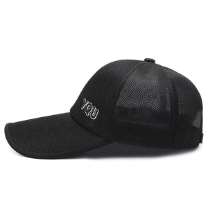 Casquette de baseball en maille noire respirante pour homme avec broderie YOU de profil