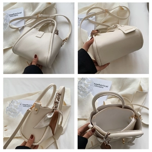 Détail du sac seau en cuir crème avec foulard en soie et pochette intérieure amovible