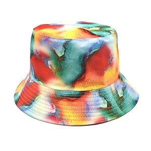Détail d'un chapeau bob tie-dye coloré avec des coutures renforcées et un motif abstrait