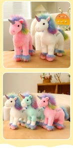 Detail von Einhorn-Plüschtieren in Rosa und Weiß mit Regenbogenmähne und Dream-Stickerei