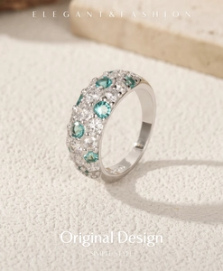 Detailaufnahme S925 Silberring mit drei Reihen klarer und teal-farbener Zirkonia