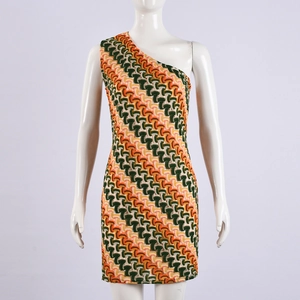 Détail de la robe tricotée moulante à une épaule avec motif de vagues colorées