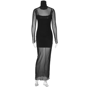 Détail d'une robe en mesh à manches longues et col montant avec fond de robe assorti