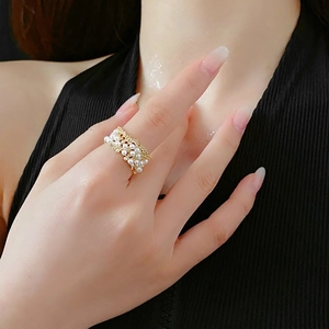 Elegante anello aperto placcato oro con perle multistrato e design lusso vintage